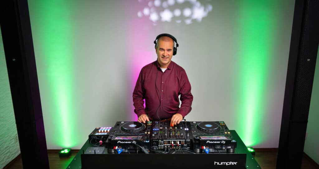 Hochzeits-DJ der Musikwünsche gerne persönlich entgegen nimmt