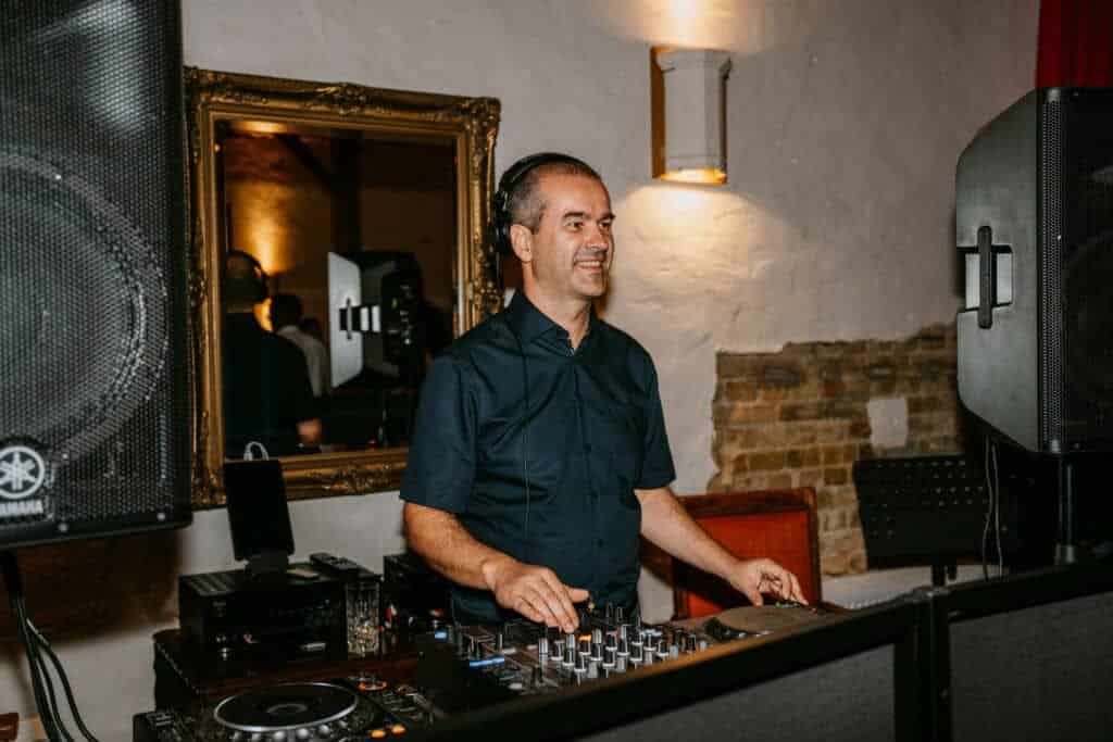 Hochzeits-DJ erklärt, wie man den Ablauf einer Hochzeitsfeier einschätzen kann